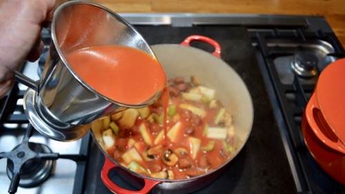 Maccheroni met merguez, asperges en tomatensaus